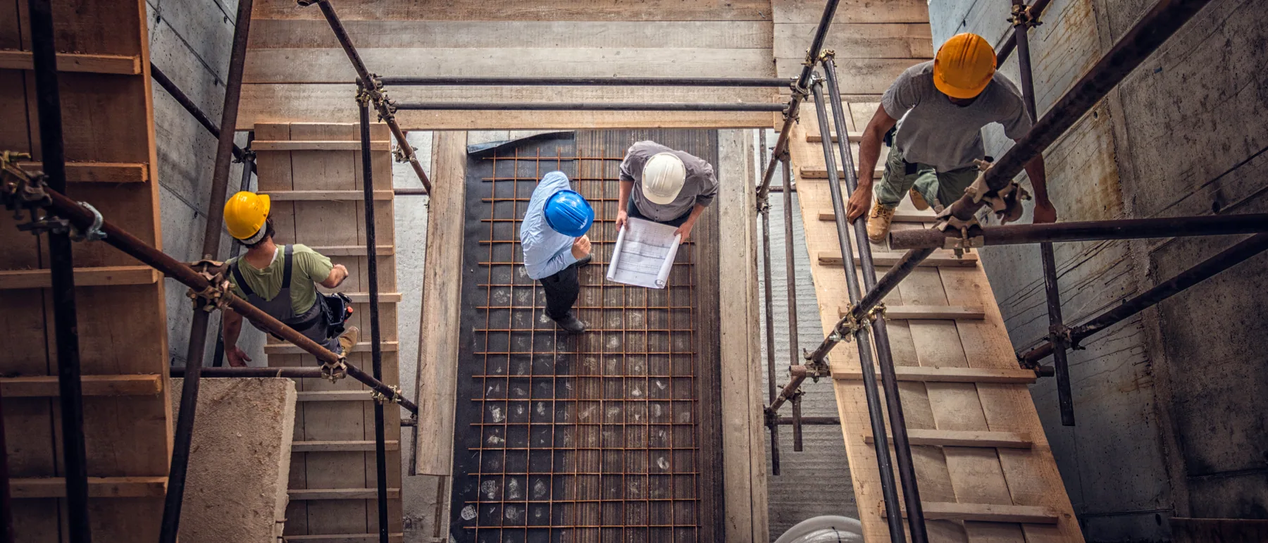Equipo de obra revisa planos en una estructura en construcción.