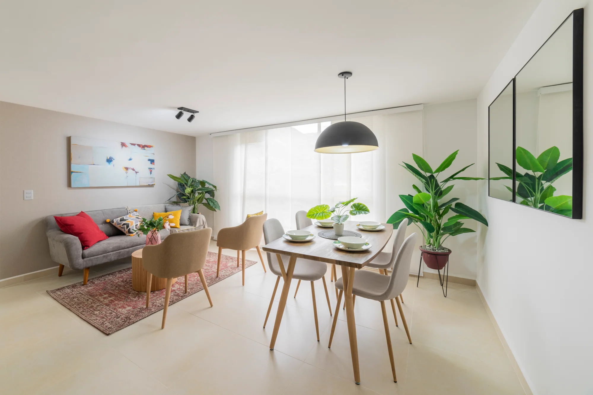 Sala y comedor del apartamento modelo de Majagua.